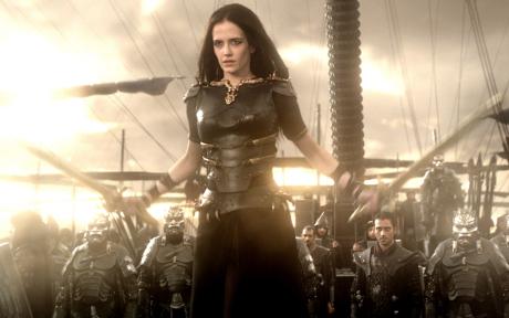 Movie still from the film 300: Rise of an Empire. Close up of a character holding two swords with soldiers stood behind.